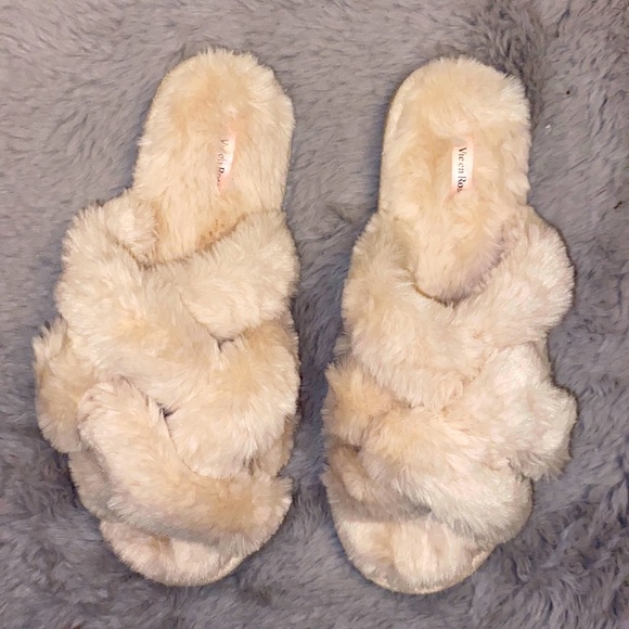 BEIGE FLUFFY HOUSE SLIPPERS | SIZE : LARGE / 9 - Picture 2 of 3